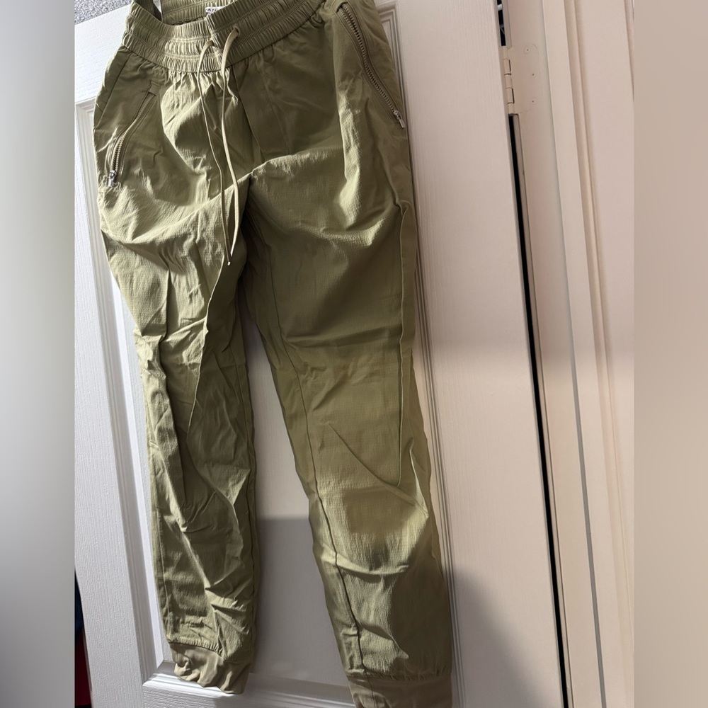 Athleta women’s  Khaki vinyl  Jogger Pants